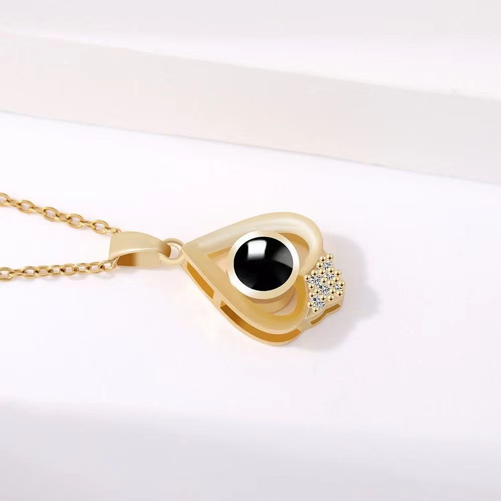 Simple clavicle projection necklace