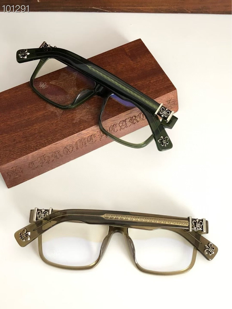 Chrome Hearts classic large frame glasses that can modify the facial shape