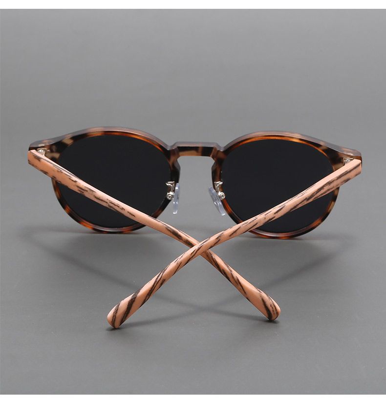 Frosted round frame sunglasses with fake wood frames