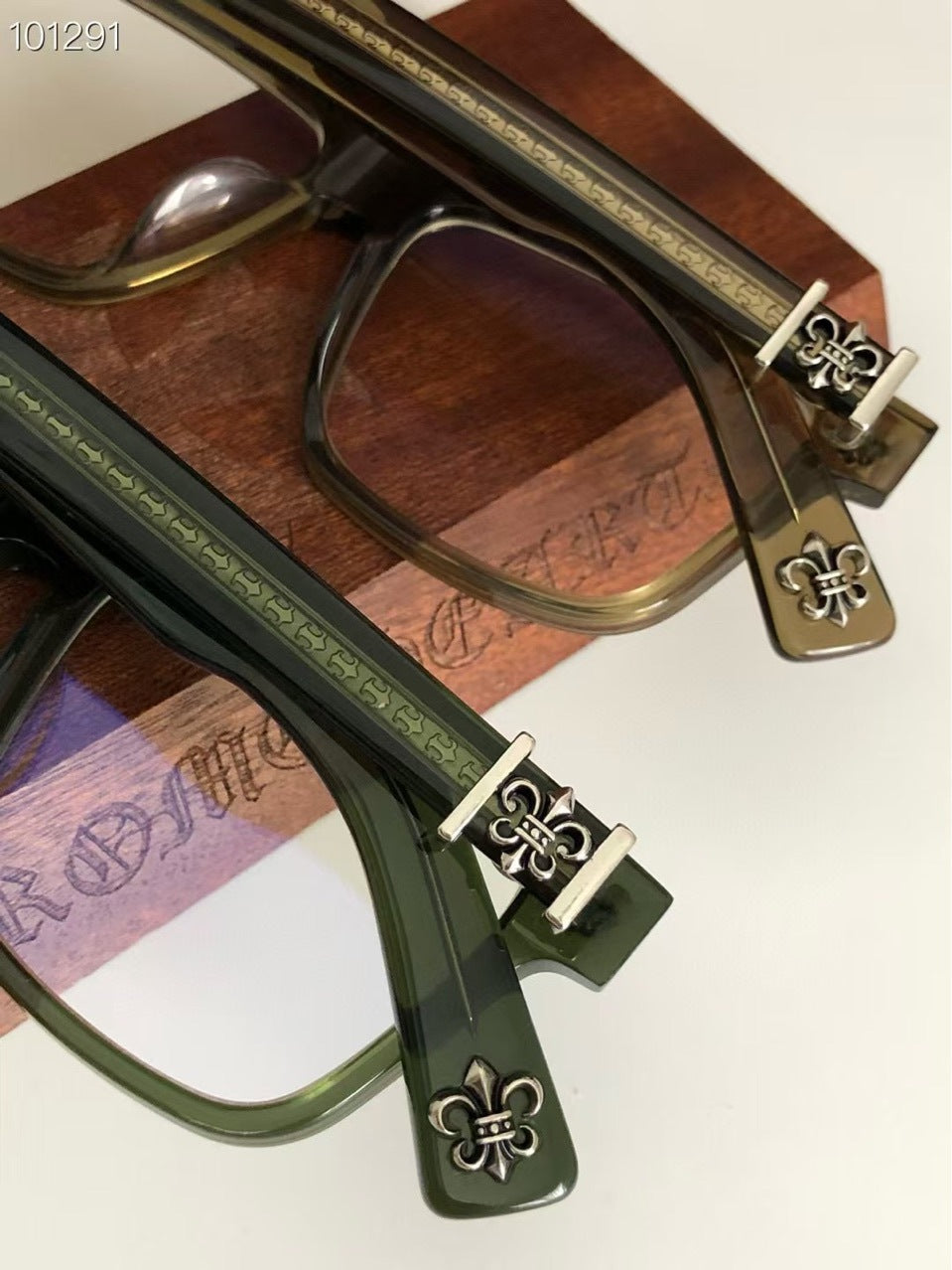 Chrome Hearts classic large frame glasses that can modify the facial shape