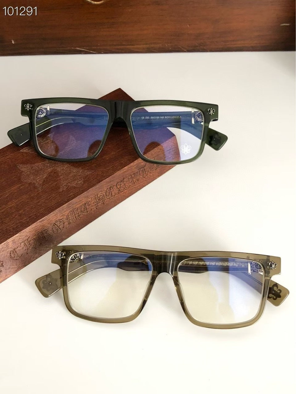 Chrome Hearts classic large frame glasses that can modify the facial shape