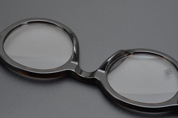 Round frame thick frame glasses for a slimming effect