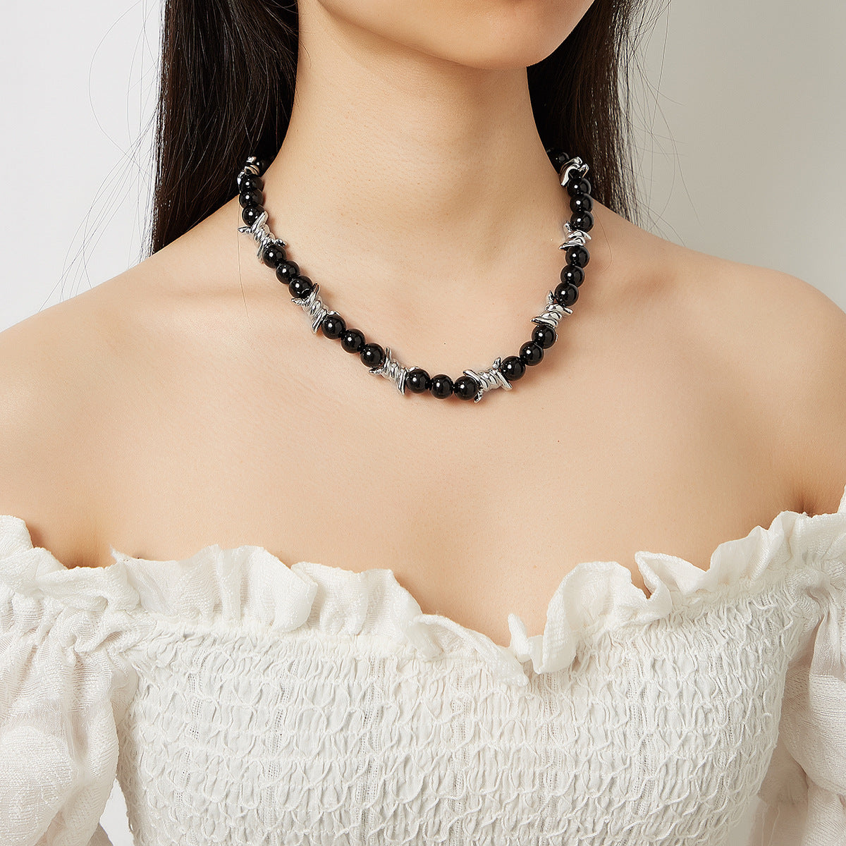 thorn black pearl white pearl necklace