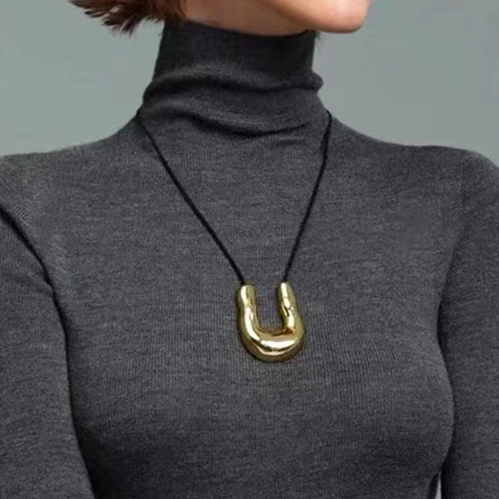 irregular horseshoe necklace