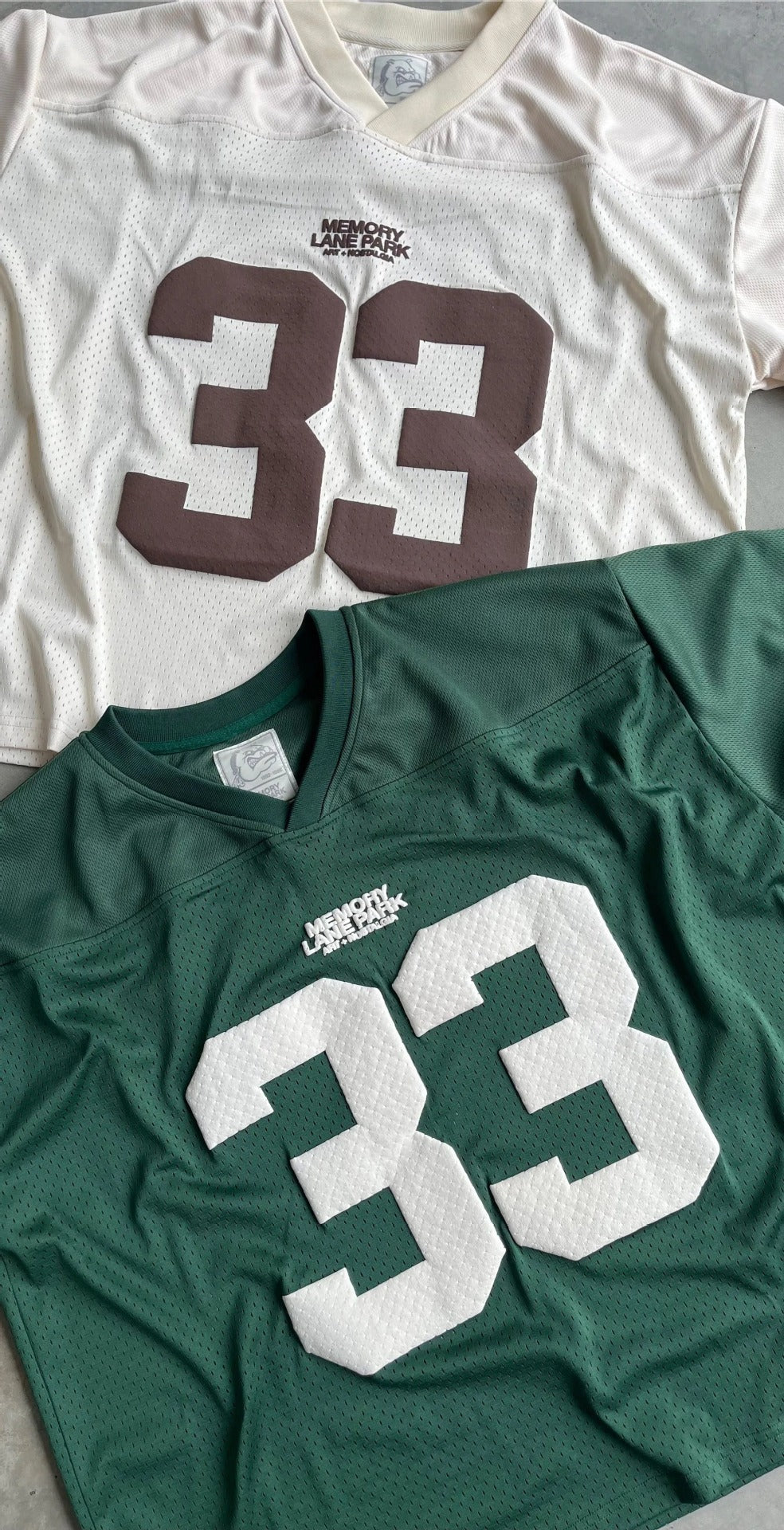 Short sleeved jersey with number 33