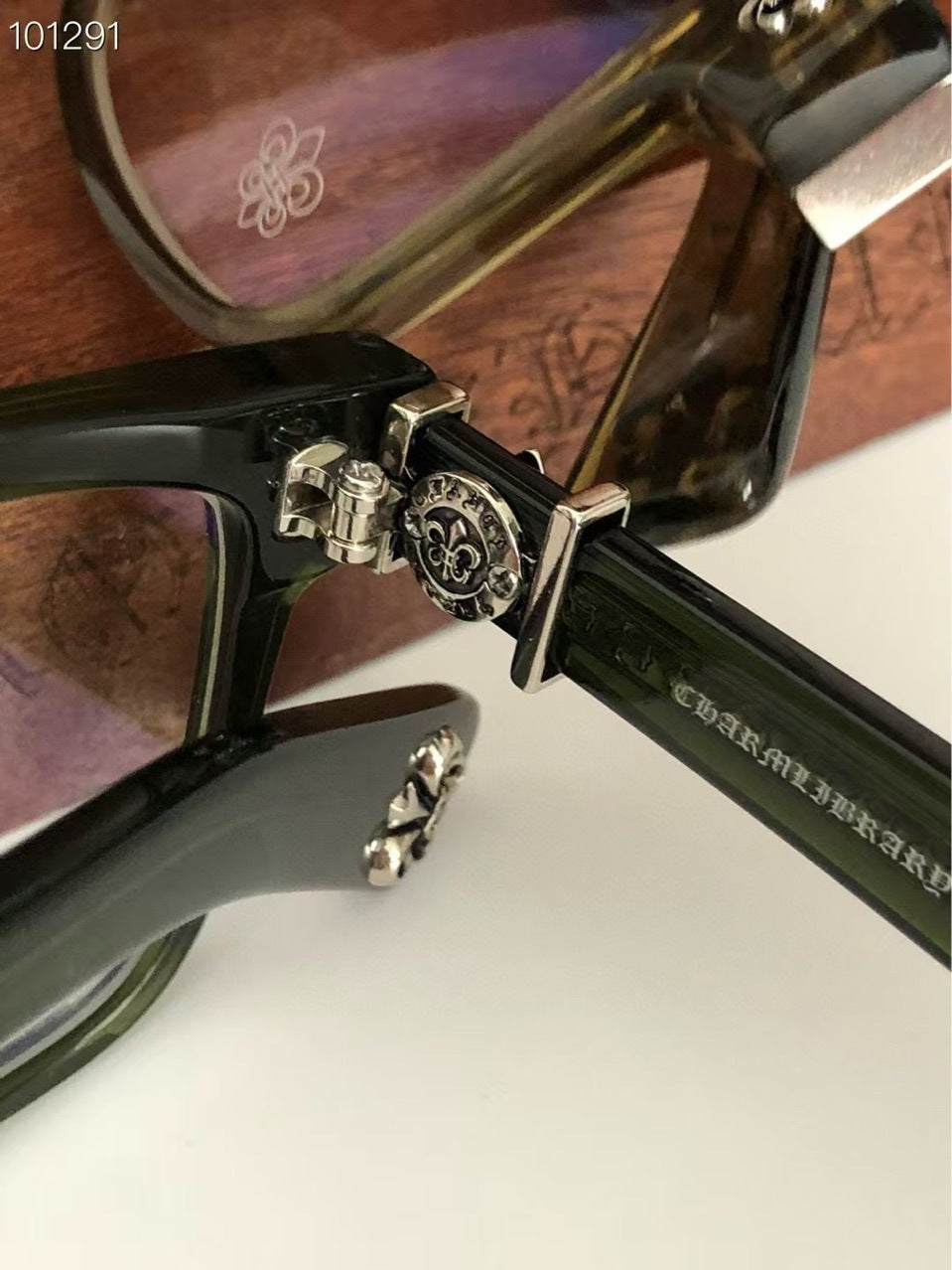 Chrome Hearts classic large frame glasses that can modify the facial shape