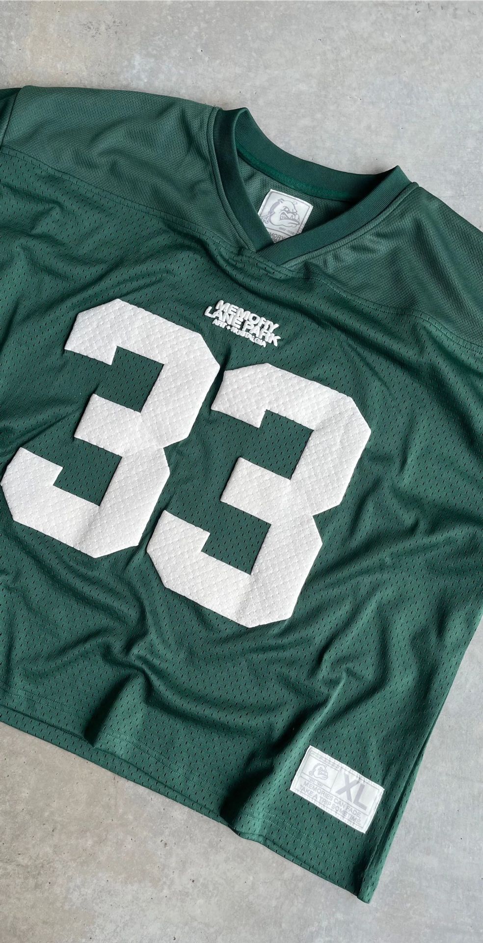 Short sleeved jersey with number 33