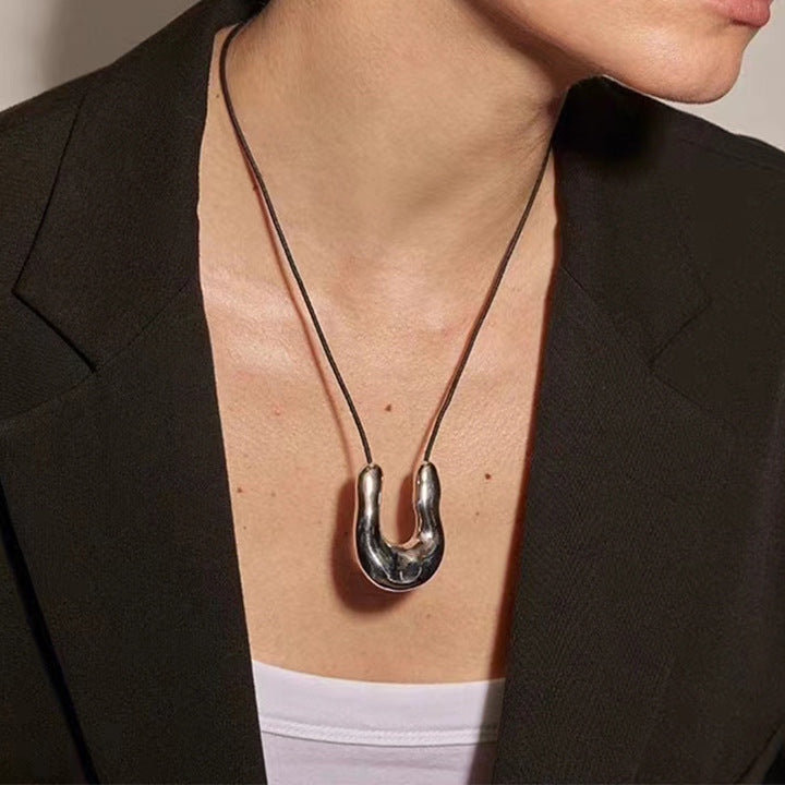 irregular horseshoe necklace