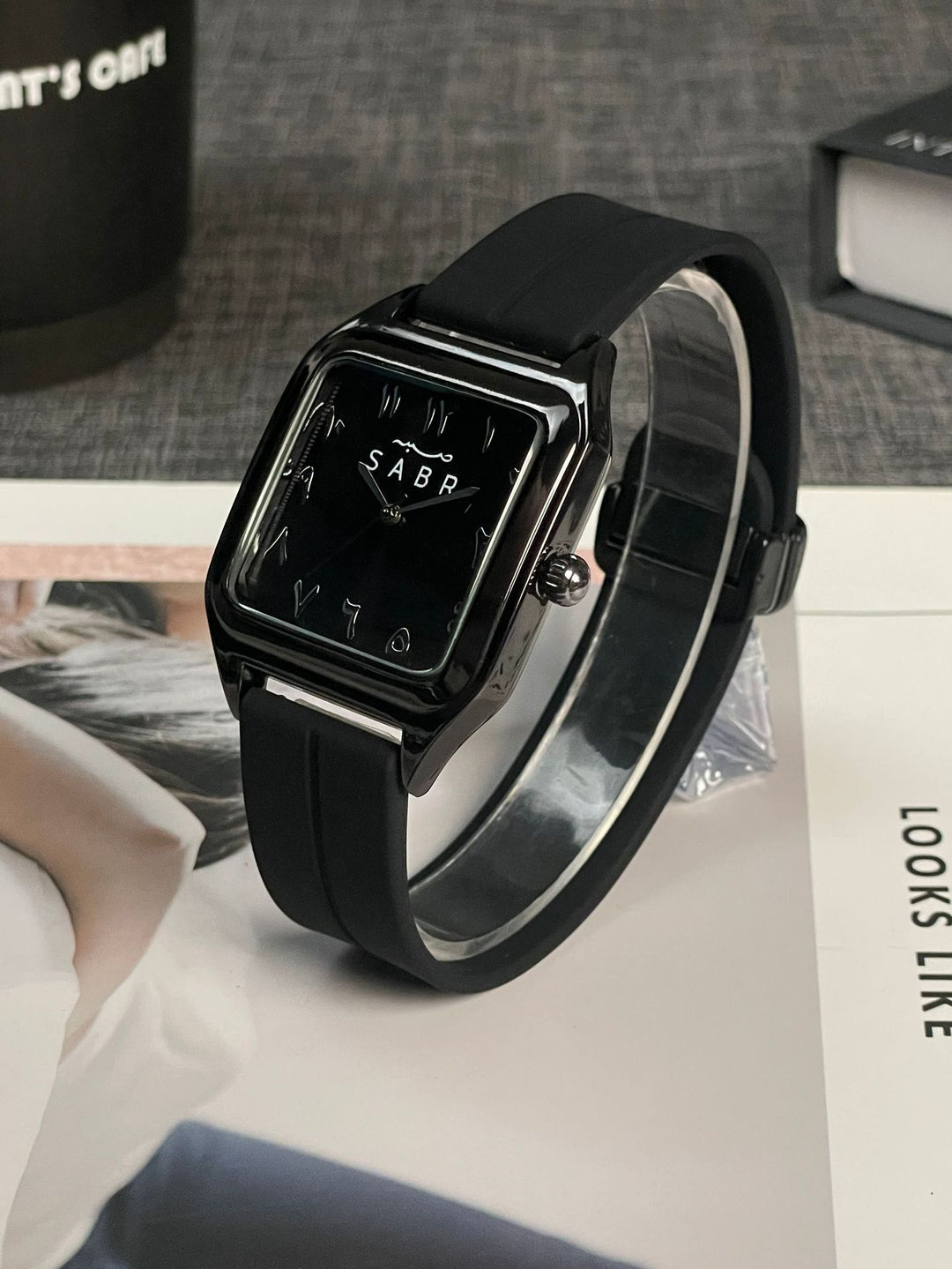 Stylish Waterproof Wristwatch with Calendar