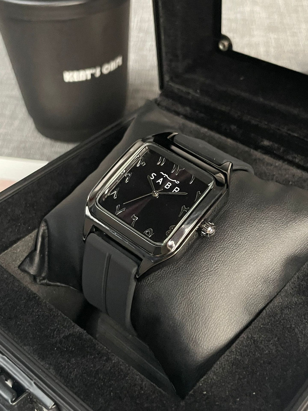 Stylish Waterproof Wristwatch with Calendar