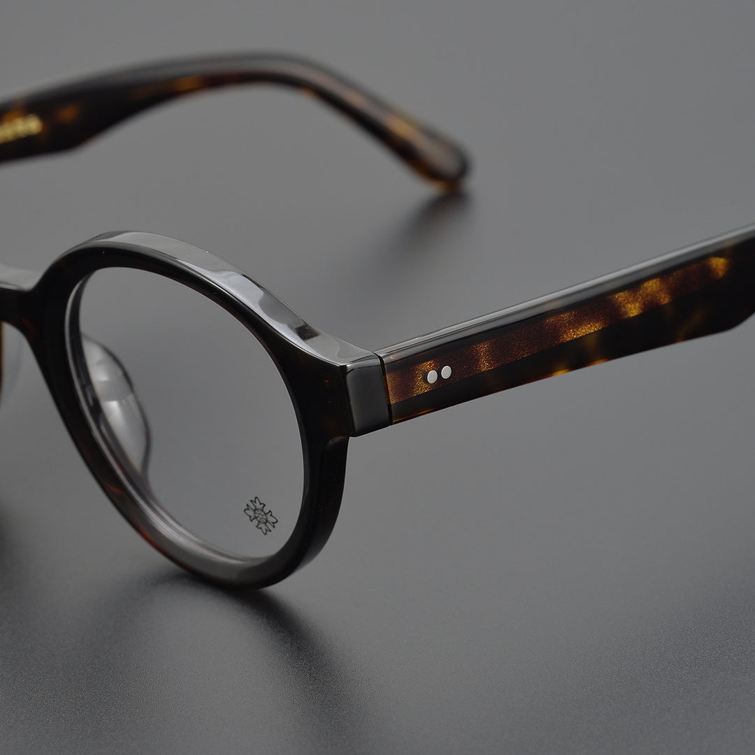 Round frame thick frame glasses for a slimming effect