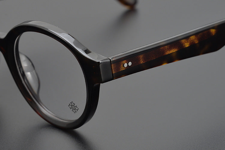 Round frame thick frame glasses for a slimming effect