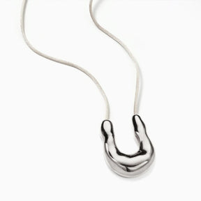 irregular horseshoe necklace