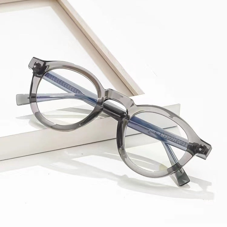 High-end round glasses with studded details
