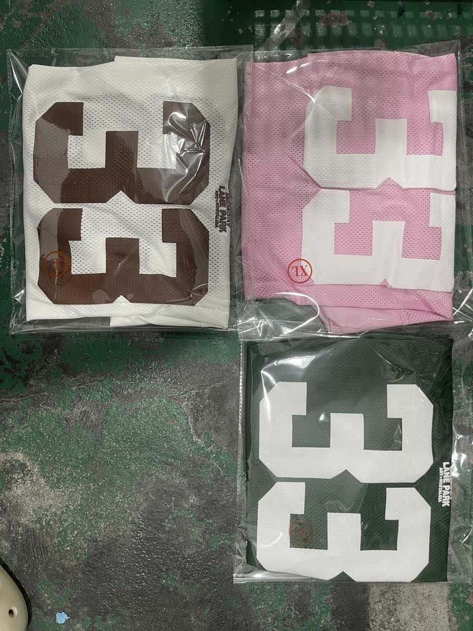 Short sleeved jersey with number 33