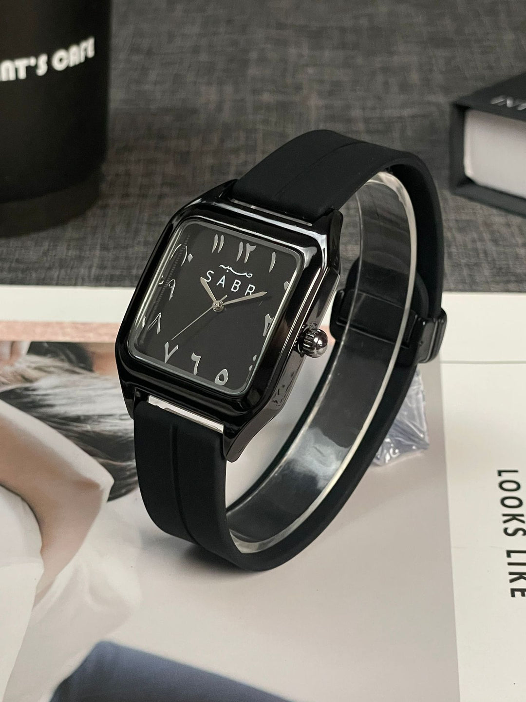 Stylish Waterproof Wristwatch with Calendar