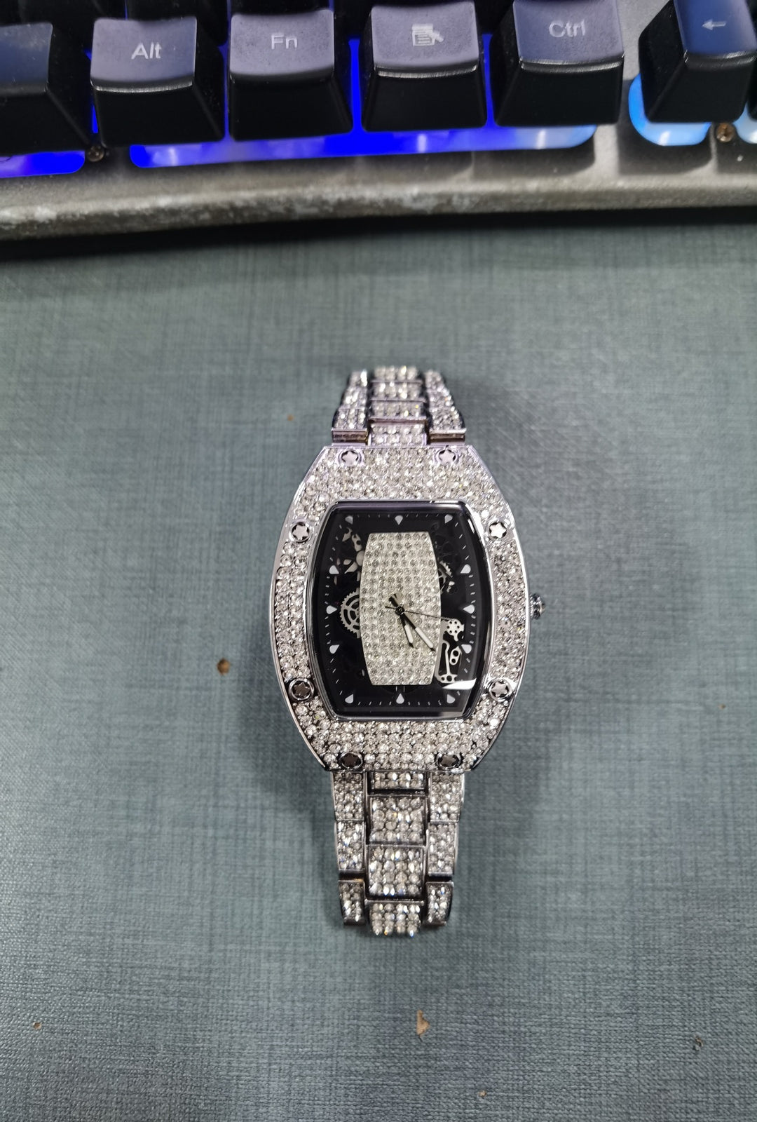 Diamond-set color-blocked hip-hop tonneau-shaped watch