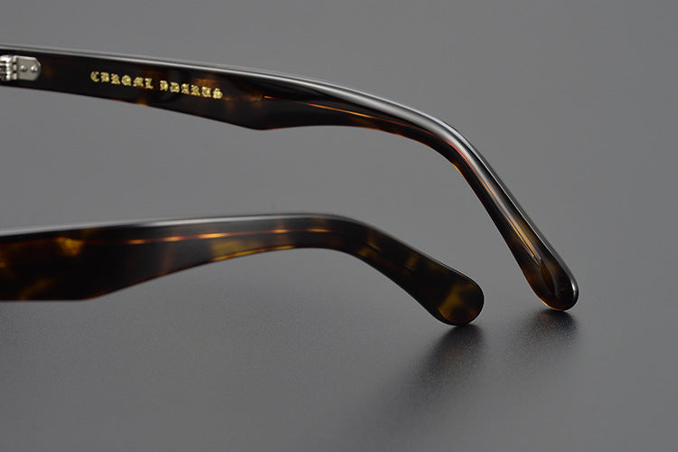 Round frame thick frame glasses for a slimming effect