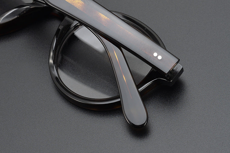 Round frame thick frame glasses for a slimming effect