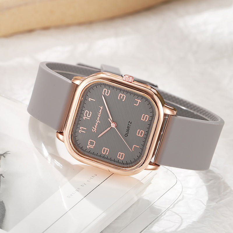 Fashionable quartz women's watch with silicone strap