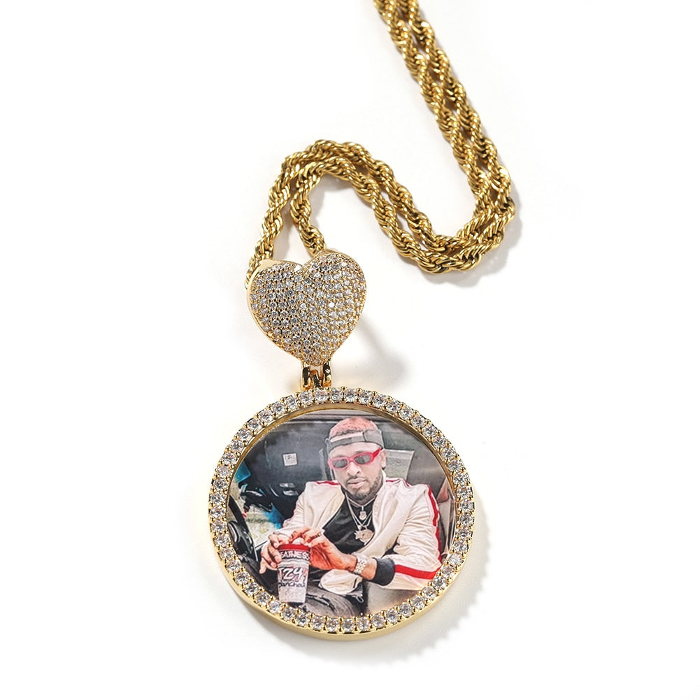 Medaglioni con chiusura a cuore rotondo Ciondolo con memoria fotografica personalizzata Incidere il nome HipHop Jewlery