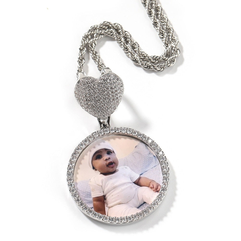 Medaglioni con chiusura a cuore rotondo Ciondolo con memoria fotografica personalizzata Incidere il nome HipHop Jewlery