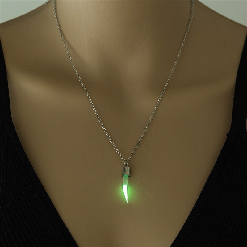 Chili Clavicle Chain Luminous Stone Metal Dente Ciondolo Regalo di personalità per uomini e donne