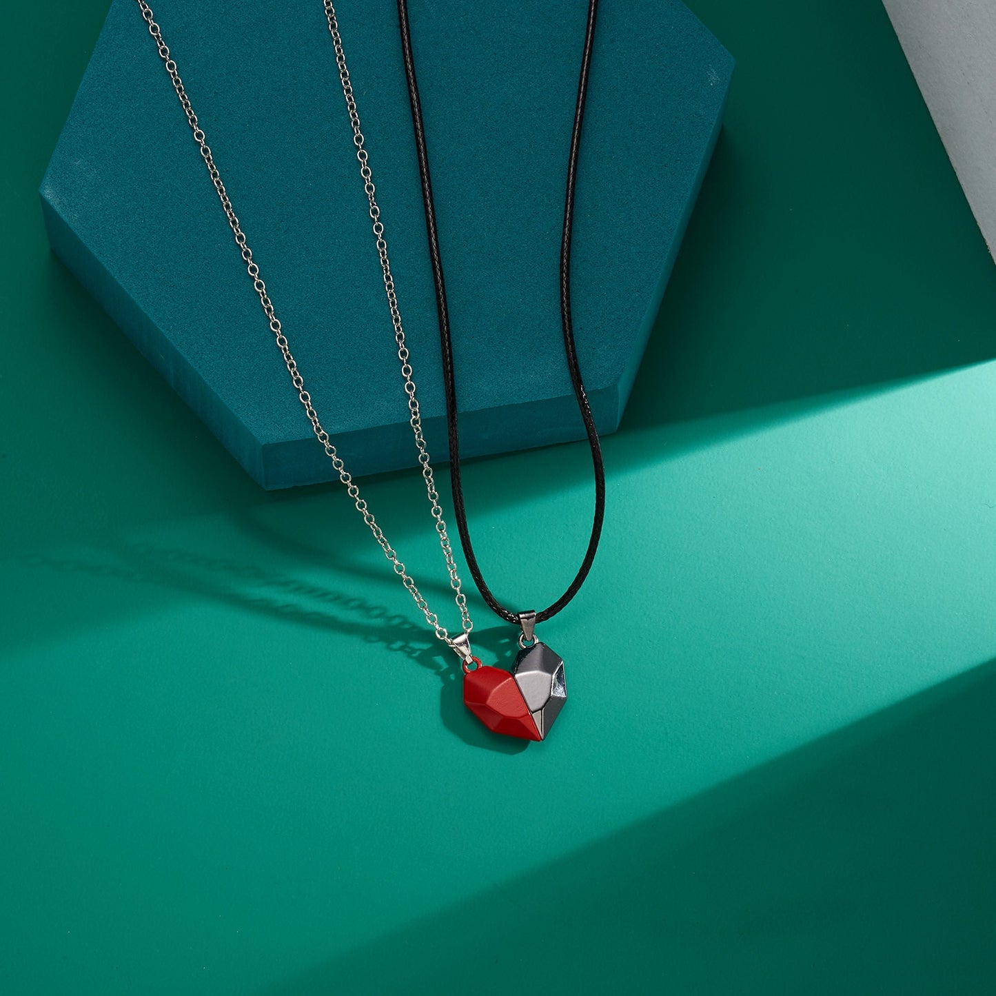 Collana magnetica sfaccettata a distanza per amanti della collana con ciondolo a forma di cuore punk da 2 pezzi