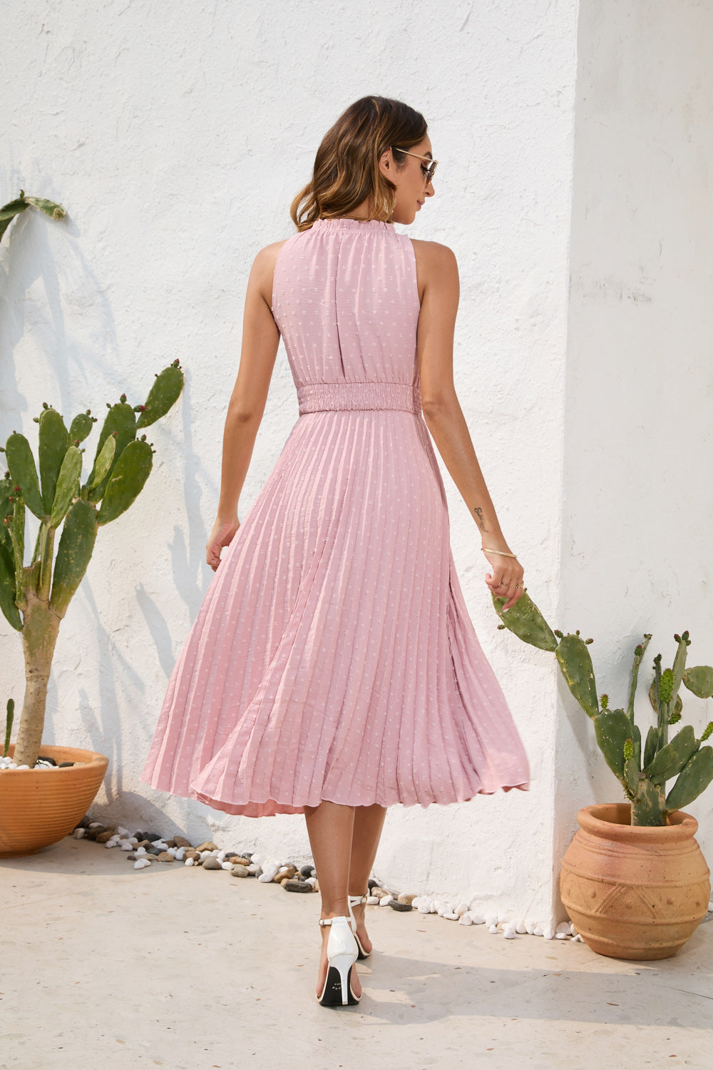 Ärmelloses Sommerkleid mit hoher Taille und Falten und Bommeln zum Binden