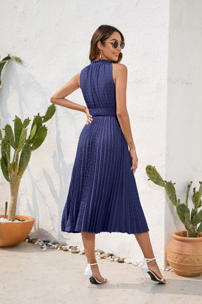 Ärmelloses Sommerkleid mit hoher Taille und Falten und Bommeln zum Binden