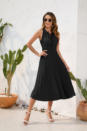 Ärmelloses Sommerkleid mit hoher Taille und Falten und Bommeln zum Binden