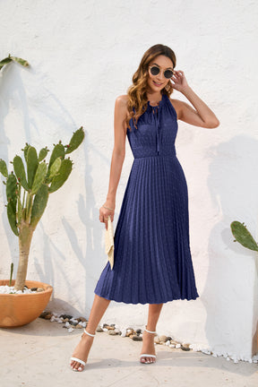 Ärmelloses Sommerkleid mit hoher Taille und Falten und Bommeln zum Binden