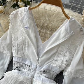 Abito da donna elegante in stile vacanza al mare con scollo a V in pizzo scava fuori il vestito bianco