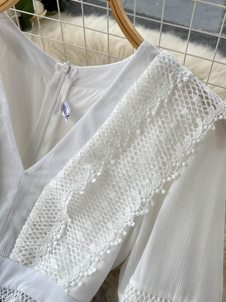 Abito da donna elegante in stile vacanza al mare con scollo a V in pizzo scava fuori il vestito bianco