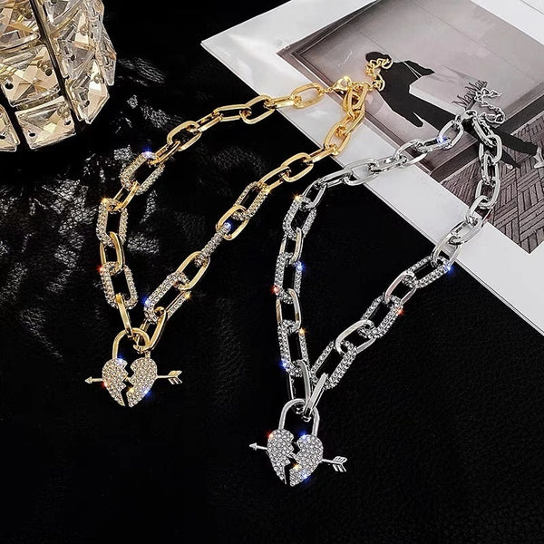 Collana di design di nicchia di lusso con catena di clavicola femminile con pendenti in metallo con cuore di amore