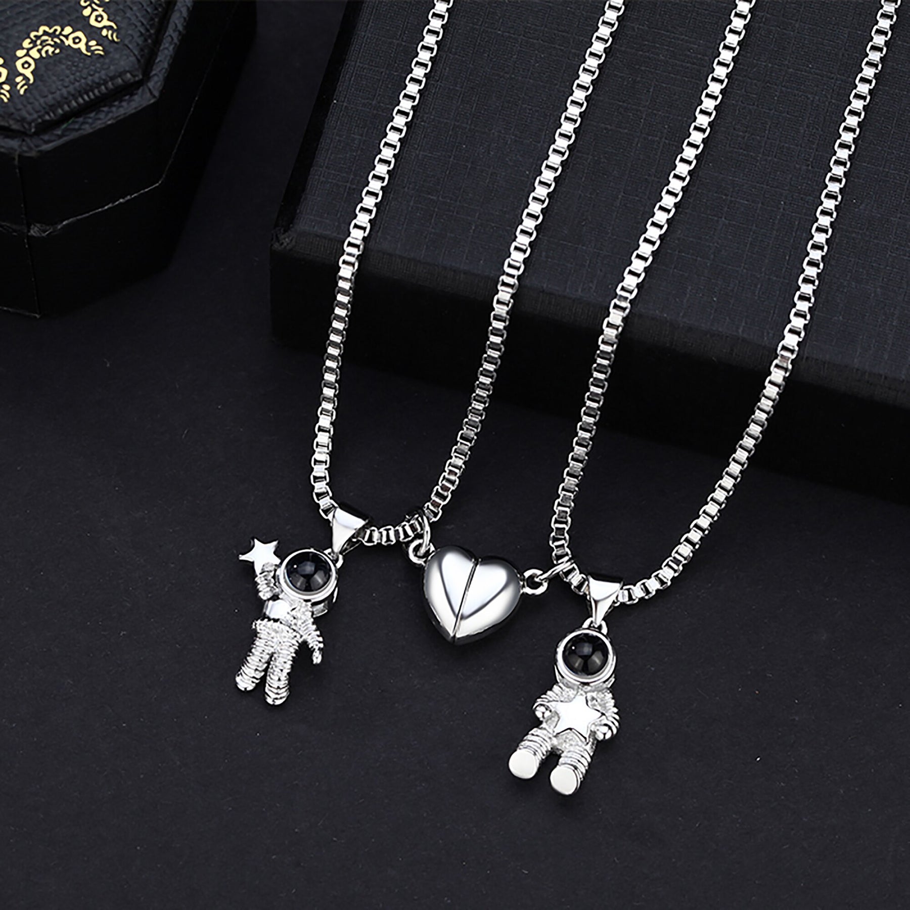 Customizable photo Creative Astronaut Pendant Couple Projection Necklace