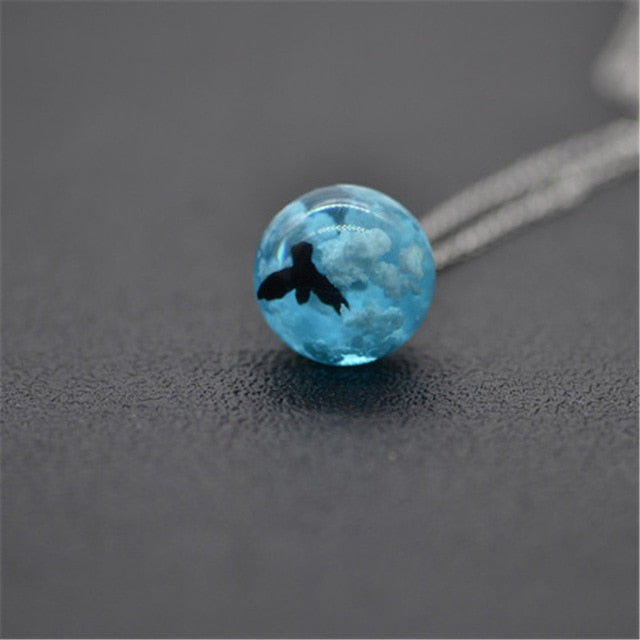 Collana con pendente a forma di luna con sfera rotonda in resina Collana da donna con cielo blu e nuvola bianca