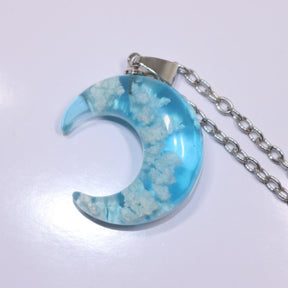 Collana con pendente a forma di luna con sfera rotonda in resina Collana da donna con cielo blu e nuvola bianca