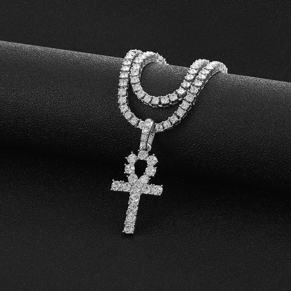 Collana con ciondolo a forma di croce ankh ghiacciata