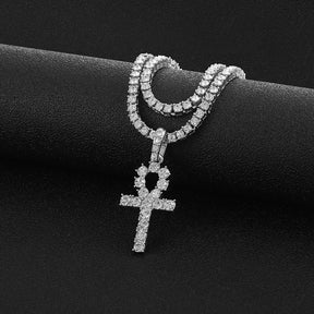 Collana con ciondolo a forma di croce ankh ghiacciata