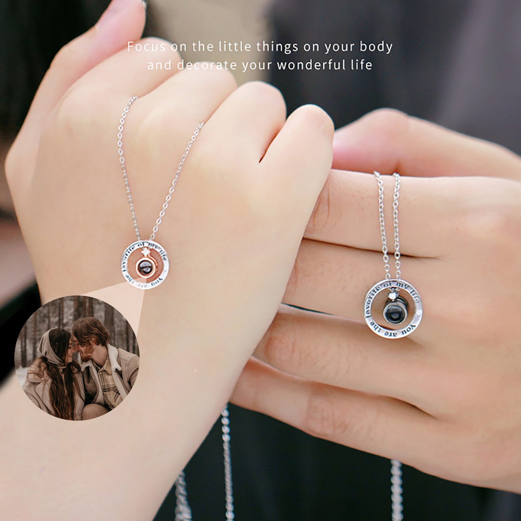 Collana con proiezione di coppia di foto a colori personalizzata con decorazione a forma di lettera personalizzata