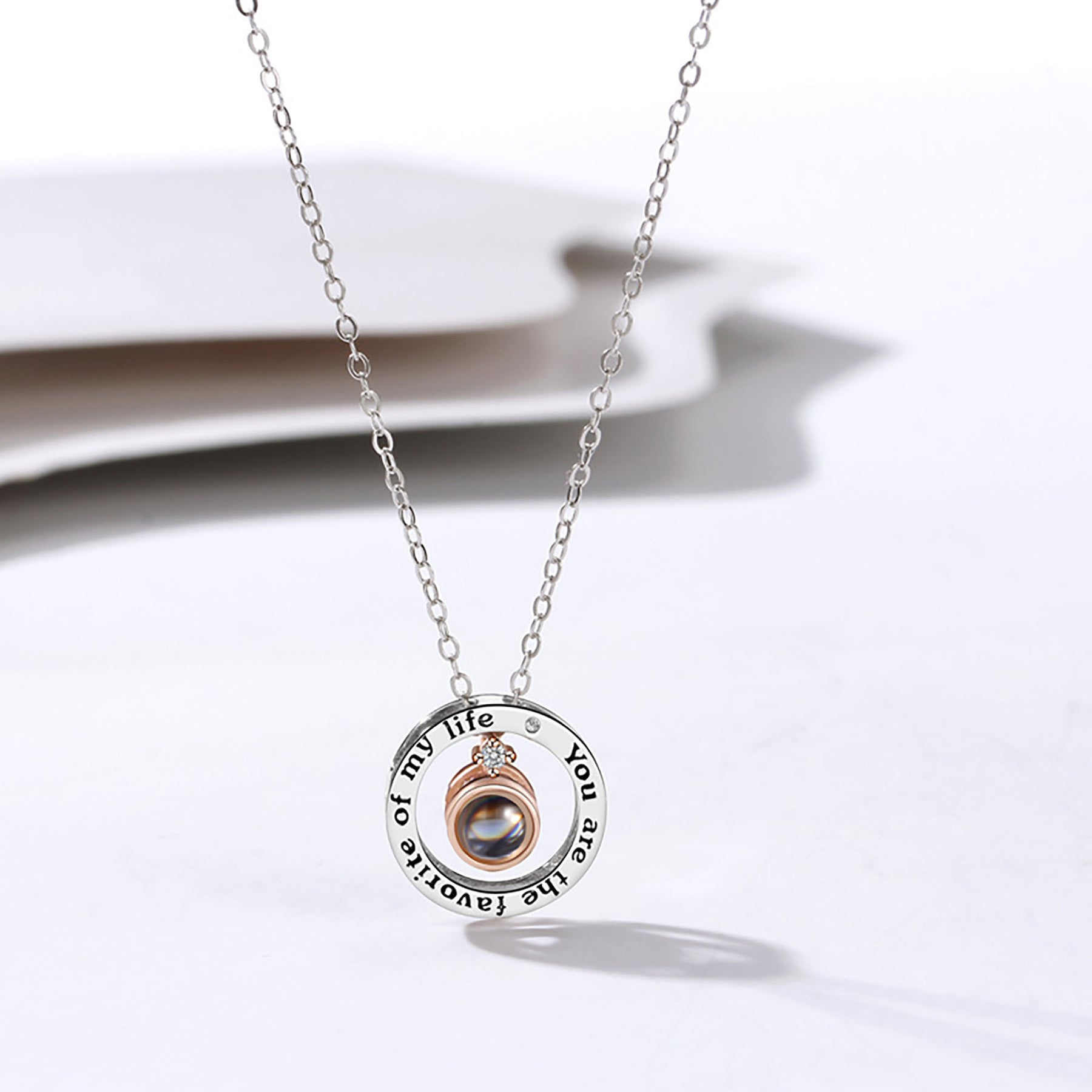 Collana con proiezione di coppia di foto a colori personalizzata con decorazione a forma di lettera personalizzata