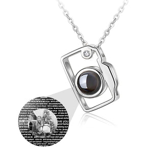 Collana di proiezione a forma di fotocamera classica personalizzata Ciondolo con nome personalizzato con foto