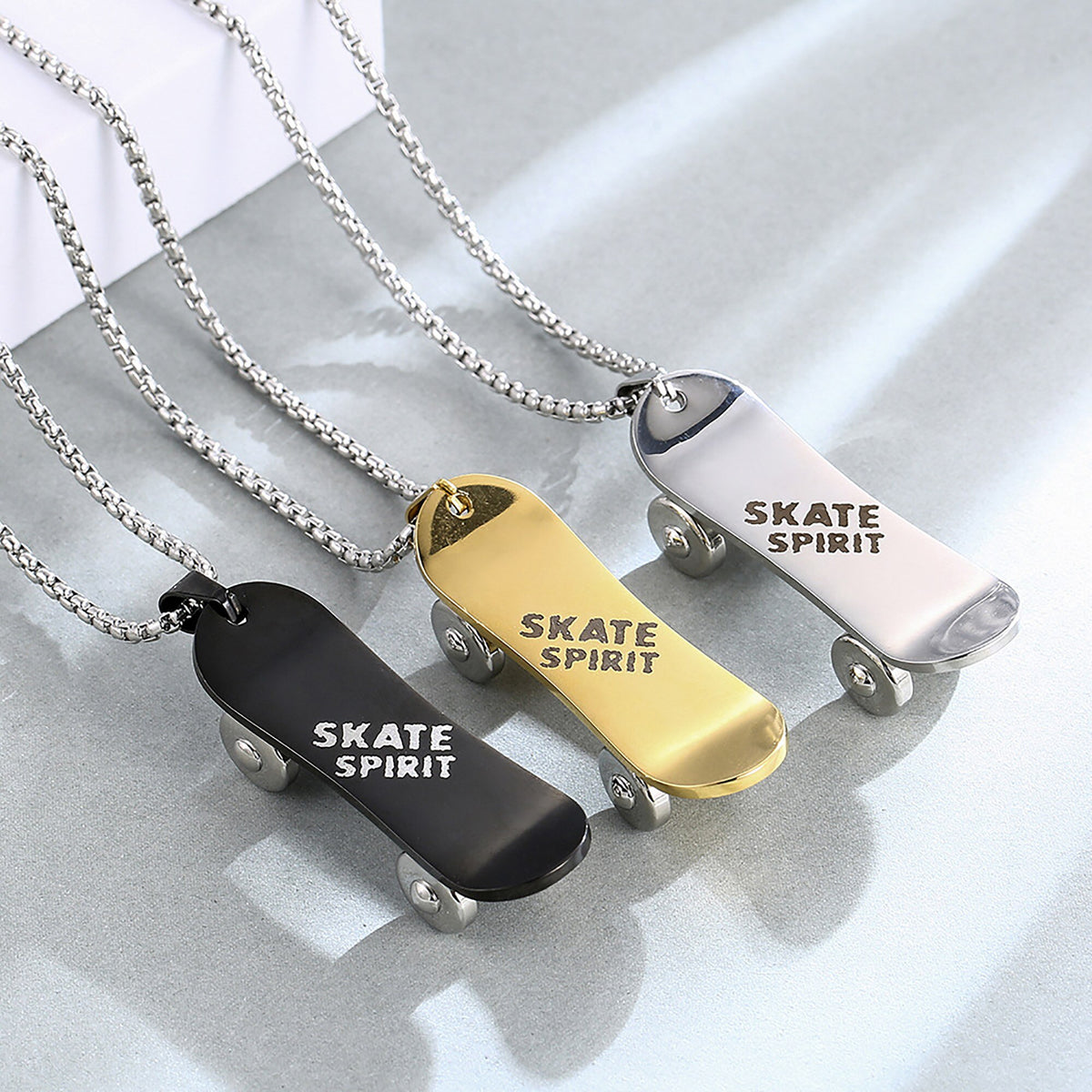 Collana personalizzata con testo personalizzato con ciondolo skateboard in acciaio inossidabile